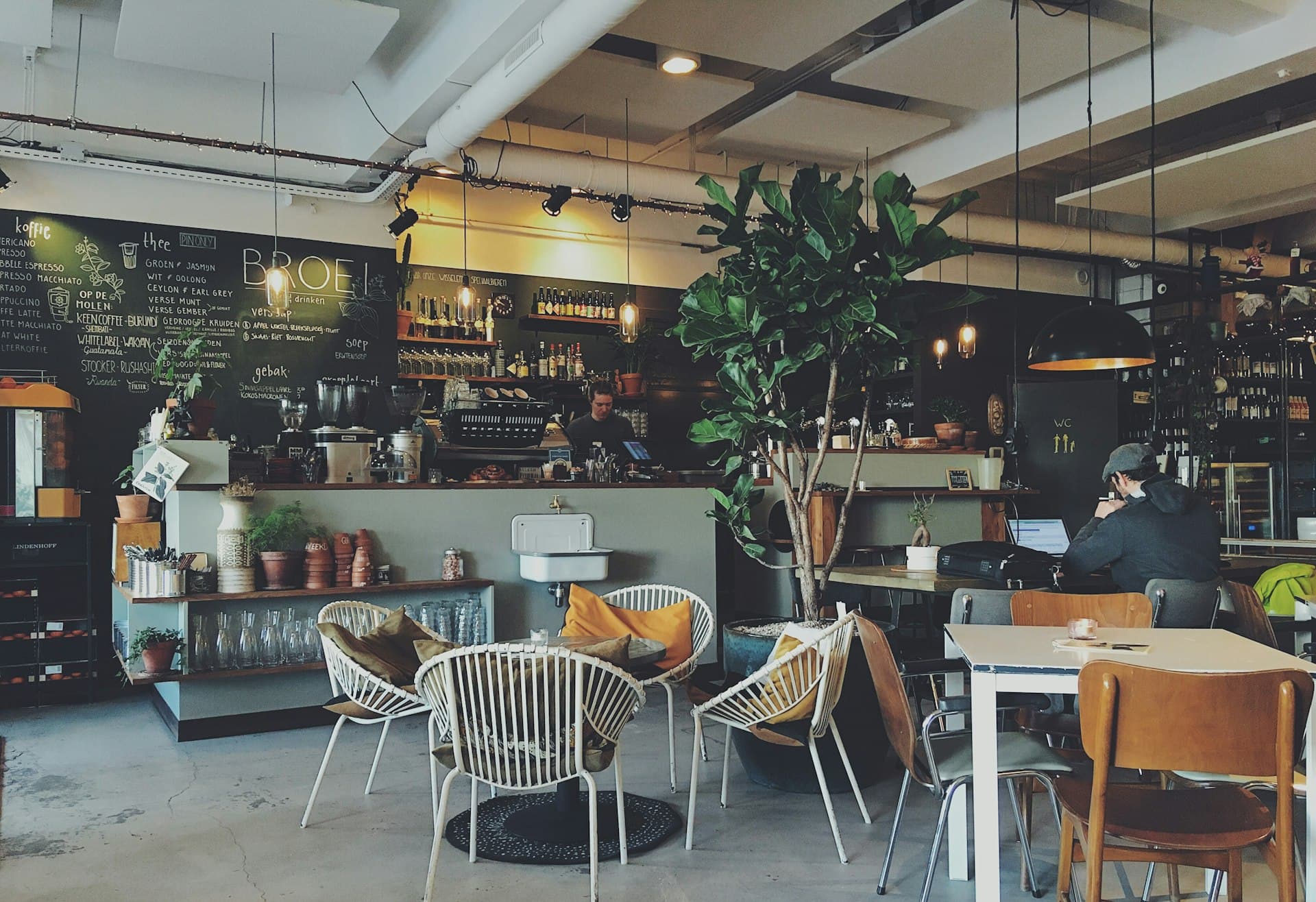 Interior acogedor de cafetería